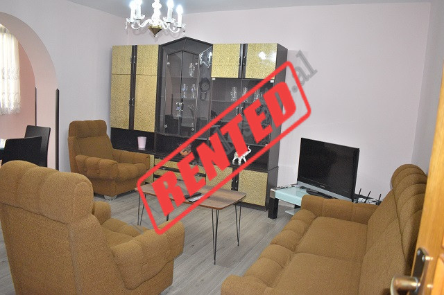 Apartament 1+1 me qira ne rrugen Tefta Tashko Koco, prane sheshit Avni Rustemi ne Tirane.
Banesa es